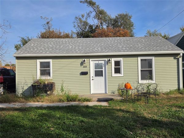 103 3rd Avenue , Hiawatha, IA 52233