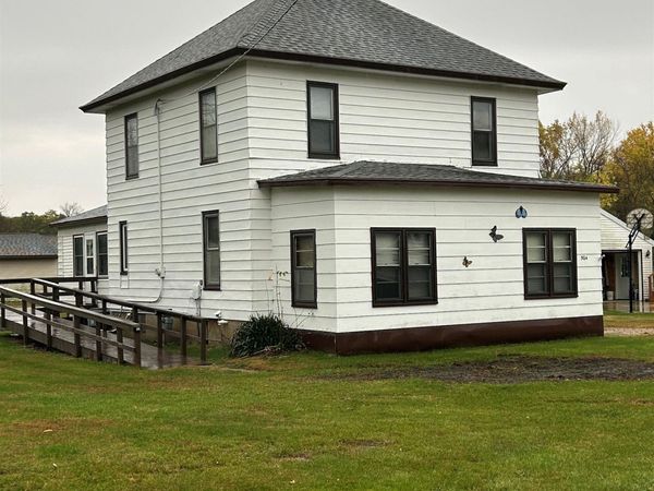 504 E Robins Street, Graettinger, IA 51342