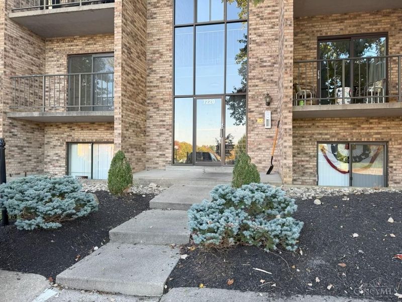 7220 Creekview Drive, Unit 2, Colerain Township, OH 45247 Photo 2