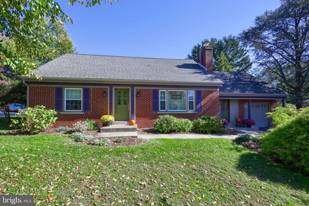 1861 AMITY DRIVE , LANCASTER, PA 17601