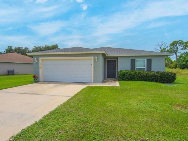 718 NE PERCH Lane, Port St. Lucie, FL 34983