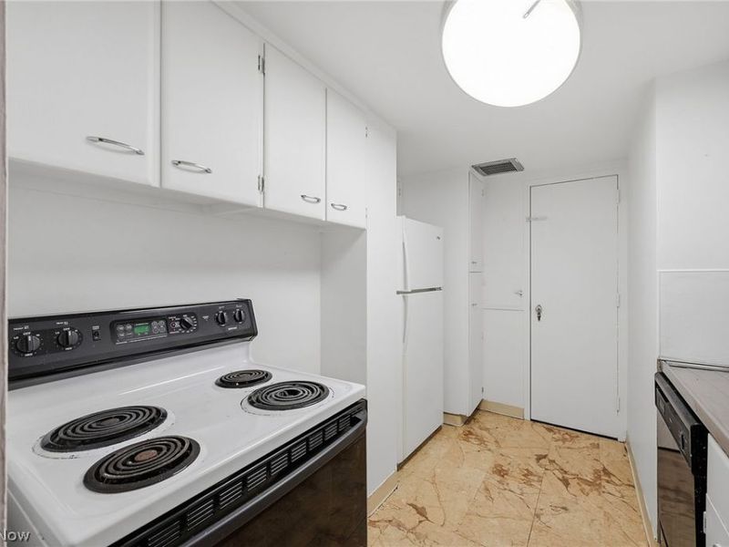 19101 Van Aken Boulevard , Unit 428, Shaker Heights, OH 44122 Photo 11