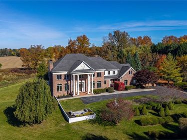 8 Braemar Way, Pittsford, NY 14534