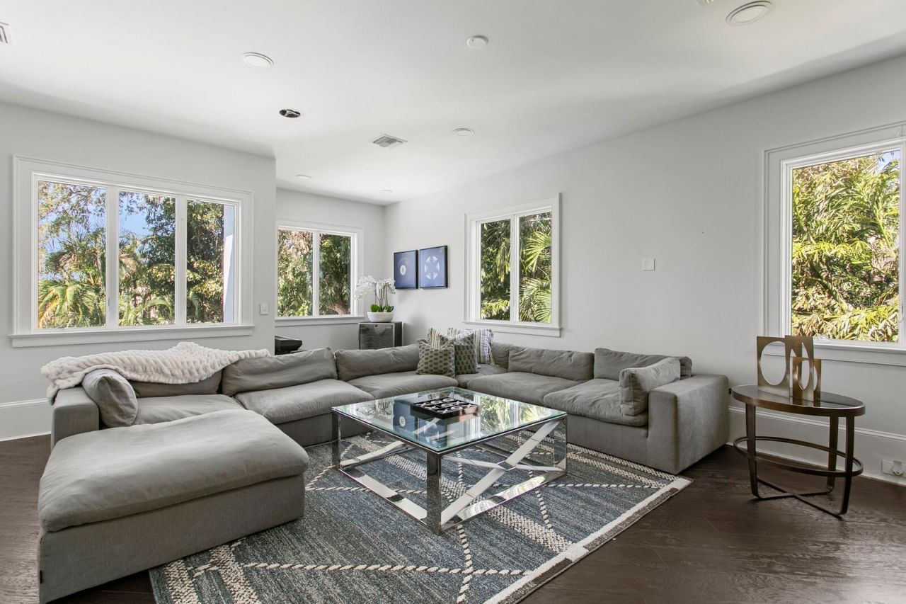 2913 W Knights Avenue, Tampa, FL 33611 Photo