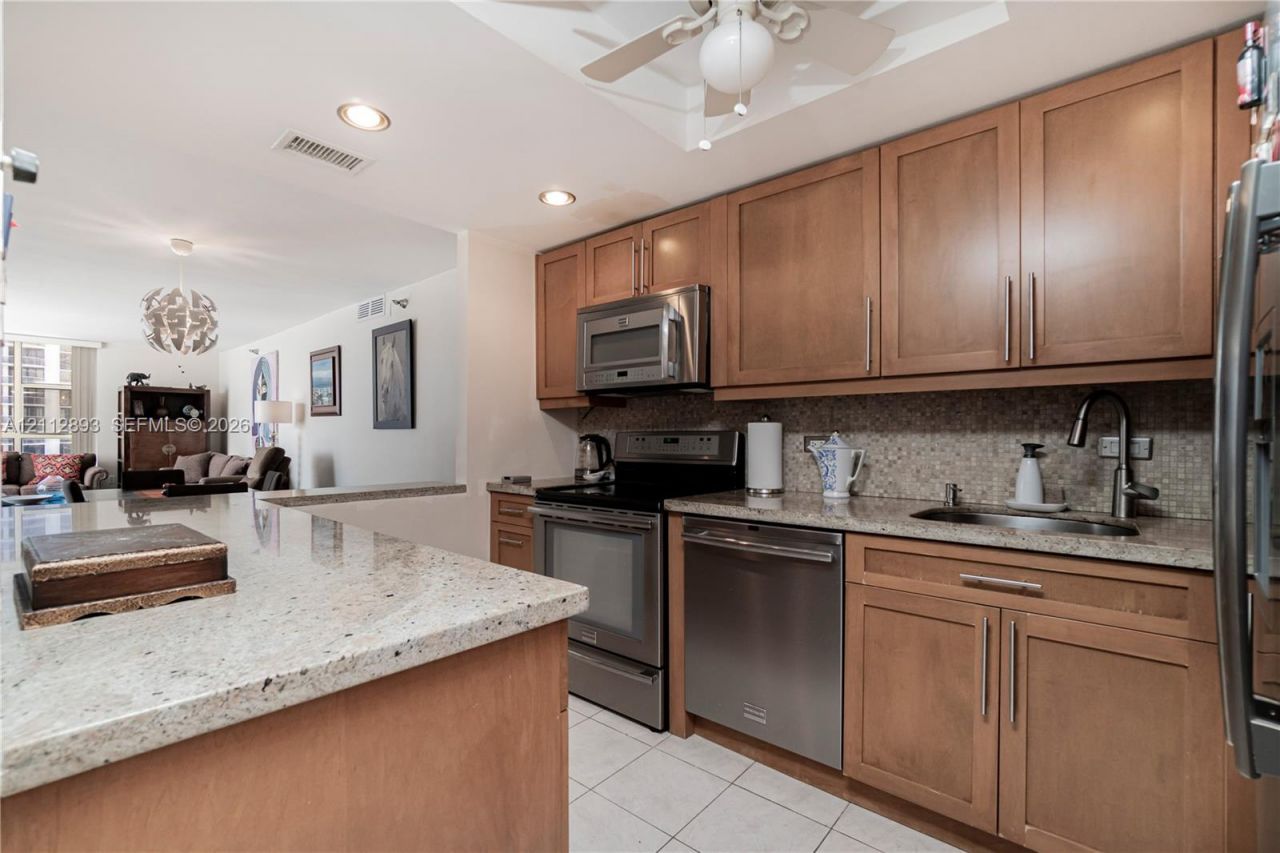 20515 E Country Club Dr , Unit 1048, Aventura, FL 33180 Photo
