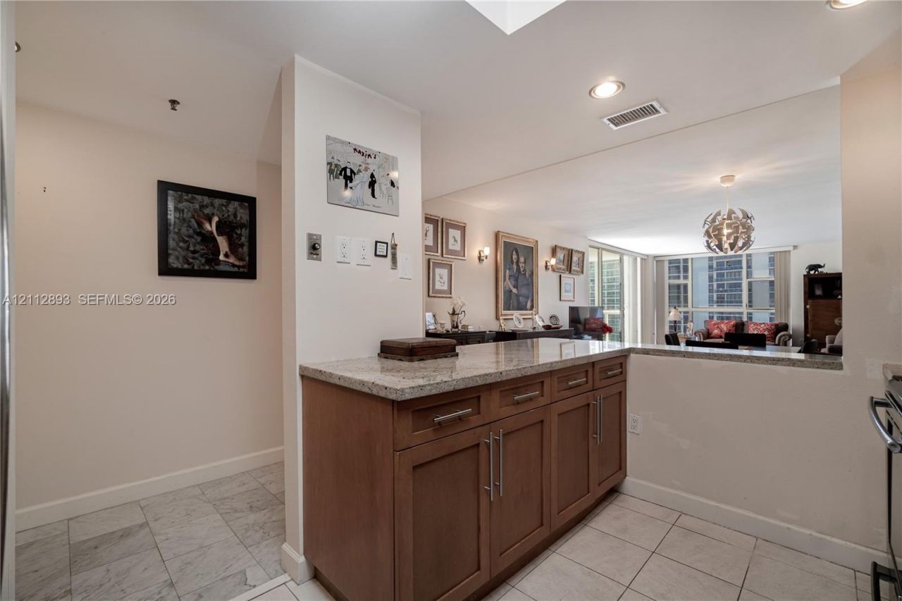 20515 E Country Club Dr , Unit 1048, Aventura, FL 33180 Photo