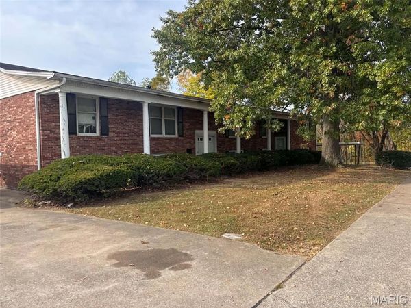 1908 Colonial Lane , Cape Girardeau, MO 63701