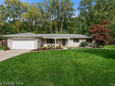 20001 S Riverhill Drive , Clinton Township, Mi 48036