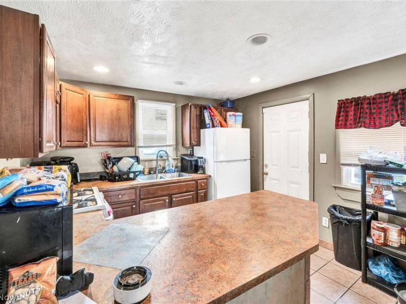 7914 Dorver Avenue, Cleveland, OH 44105 Photo 17