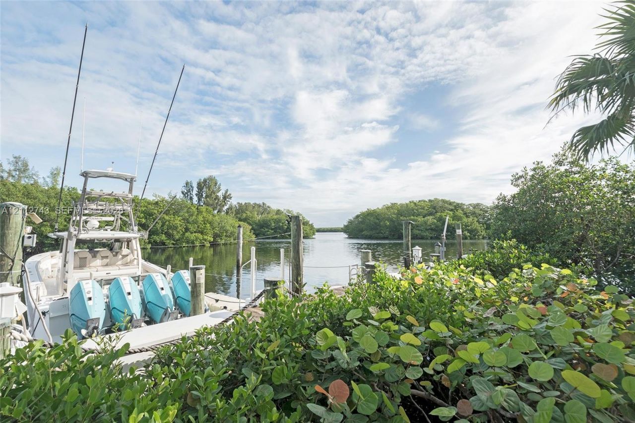 6157 Paradise Point Dr , Palmetto Bay, FL 33157 Photo