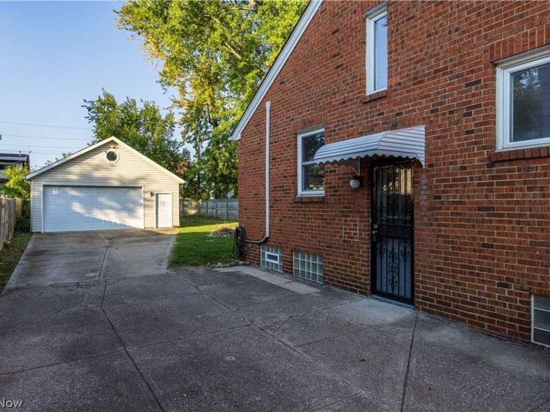16936 Woodbury Avenue, Cleveland, OH 44135 Photo 4