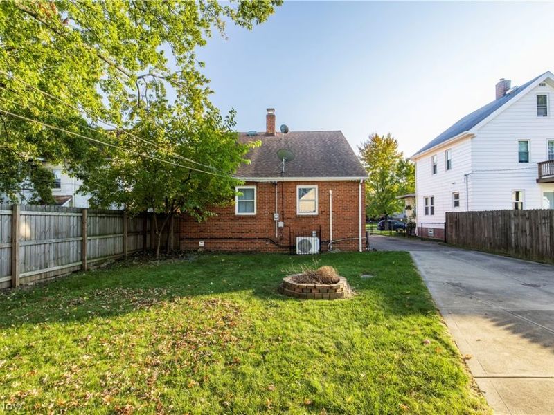 16936 Woodbury Avenue, Cleveland, OH 44135 Photo 9