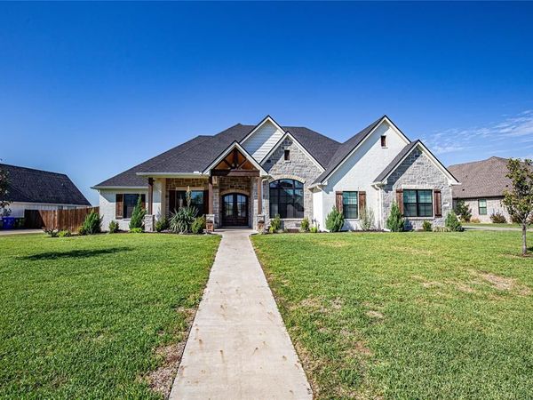 317 Champions Way, McGregor, TX 76657