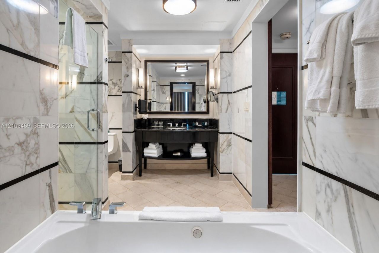 4391 Collins Ave , Unit 1704, Miami Beach, FL 33140 Photo