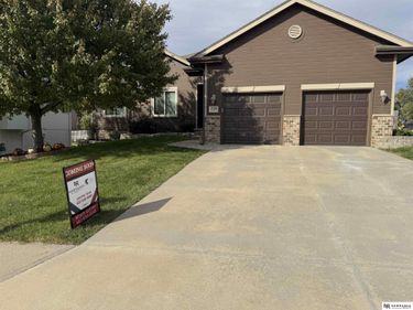 17204 Palisades Drive, Omaha, NE 68136