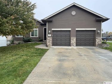17204 Palisades Drive, Omaha, NE 68136