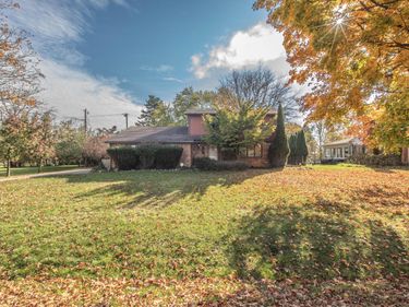 2255 Horseshoe Drive, West Bloomfield, MI 48322