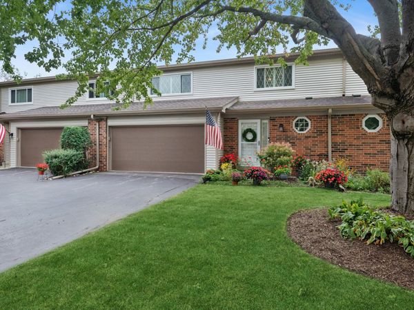 1251 Briarwood Lane , Libertyville, IL 60048