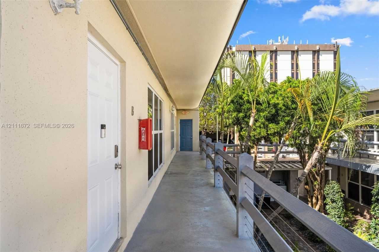 2380 Diana Dr, Unit 8, Hallandale Beach, FL 33009 Photo