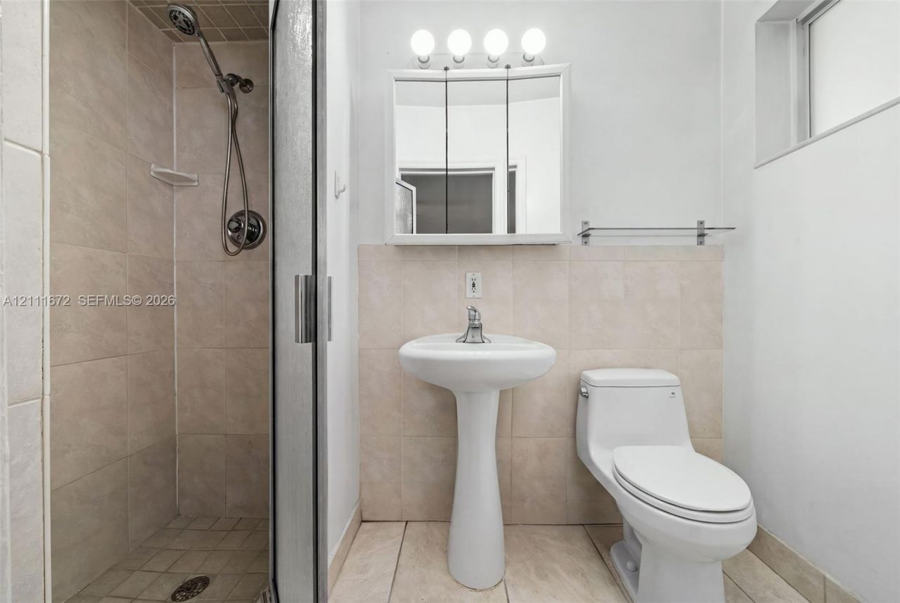 2380 Diana Dr, Unit 8, Hallandale Beach, FL 33009 Photo