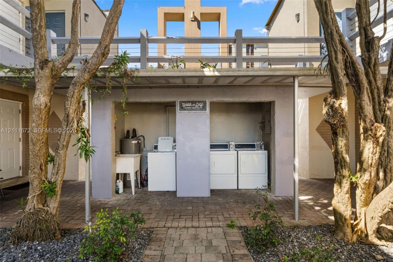 2380 Diana Dr, Unit 8, Hallandale Beach, FL 33009 Photo