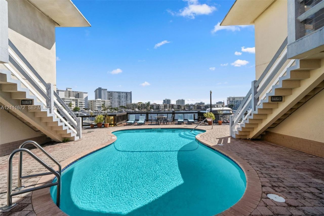2380 Diana Dr, Unit 8, Hallandale Beach, FL 33009 Photo