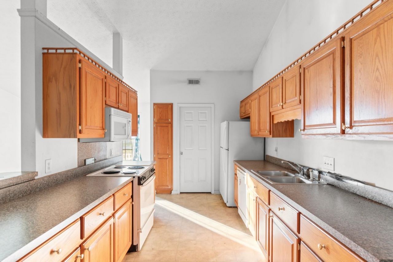 2073 Hawksmoor Dr.  Photo 10