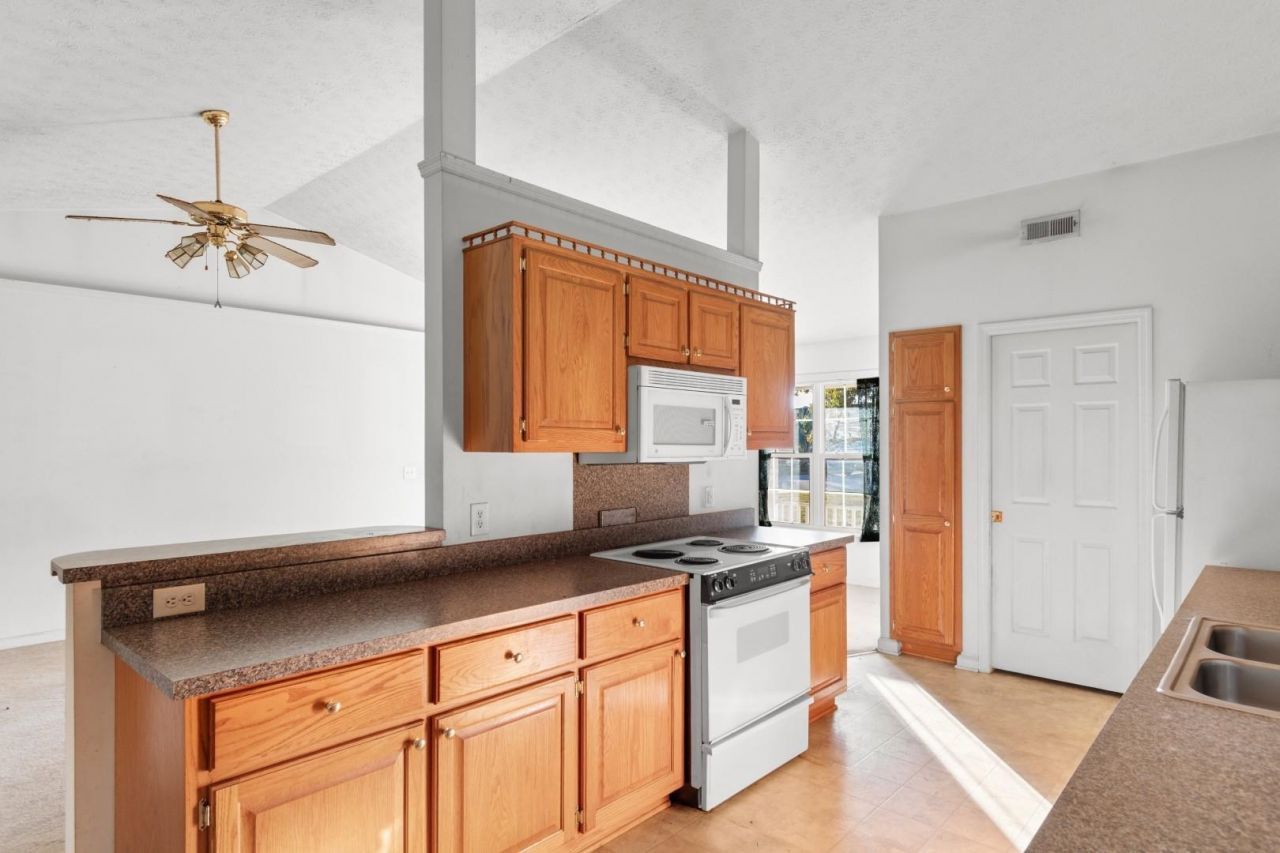 2073 Hawksmoor Dr.  Photo 9
