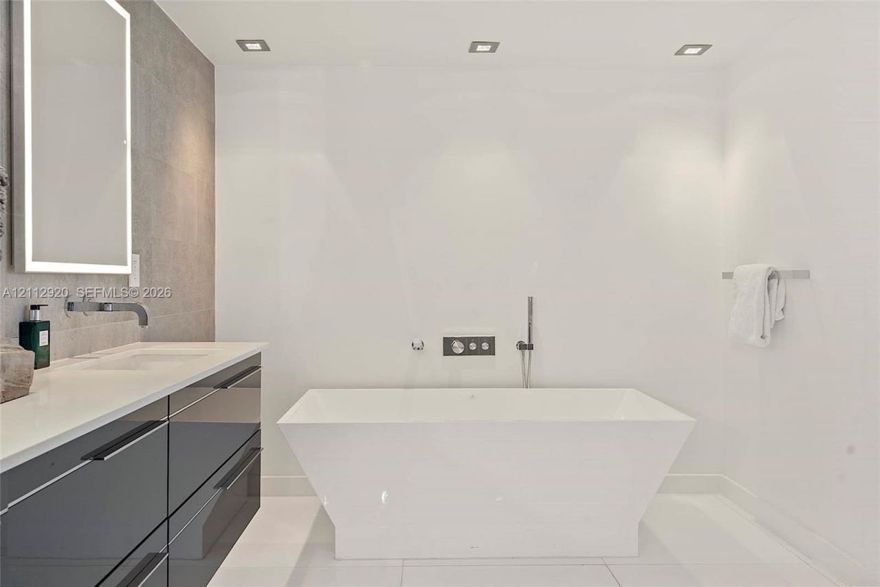 400 Alton Rd , Unit 1404, Miami Beach, FL 33139 Photo