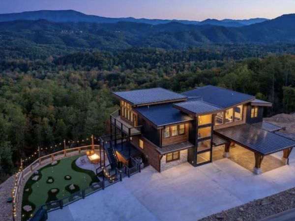 2350 Mimosa Dr, Sevierville, TN 37862