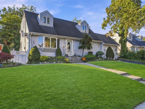 532 Morris Drive , Valley Stream, NY 11580