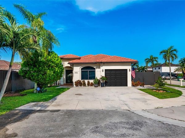 20016 NW 81st Path , Hialeah, FL 33015