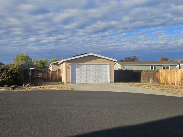 834 NE Paiute Court, Redmond, OR 97756