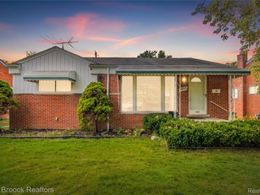 9055 Columbia , Redford Township, Mi 48239