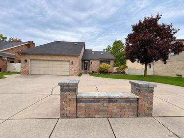 437 N Charlesworth Street , Dearborn Heights, Mi 48127