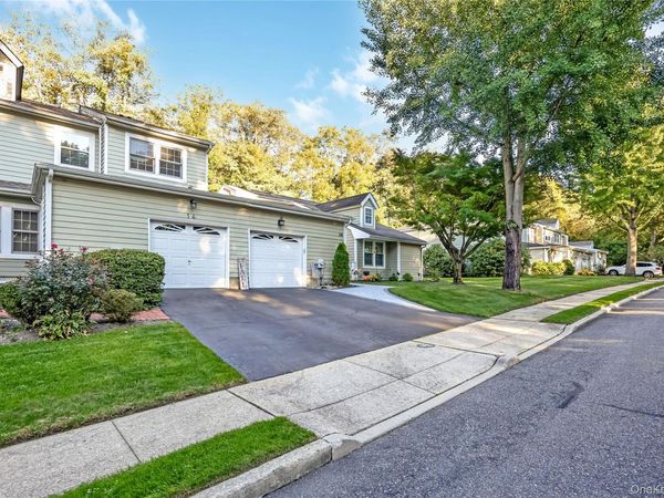 14 Victorian Court , Huntington, NY 11743