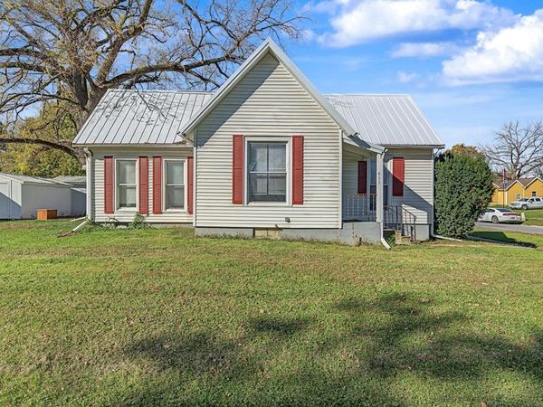 411 E Clinton Avenue , Indianola, IA 50125