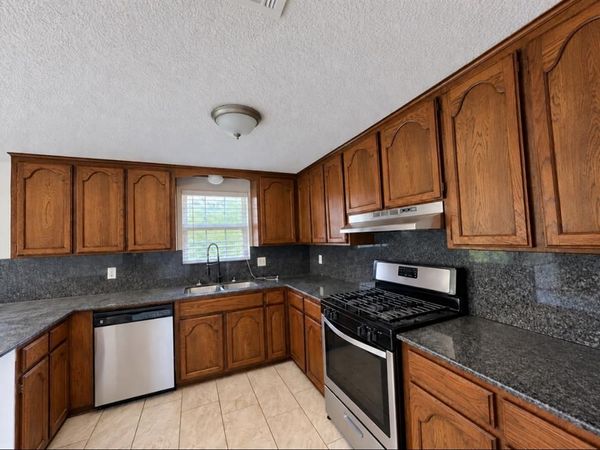 1054 Cumberland Mansion , Yukon, OK 73099