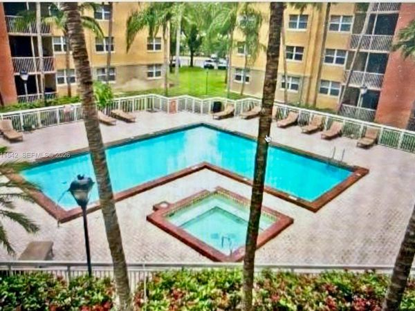 8333 Lake Dr, Unit 404, Doral, FL 33166