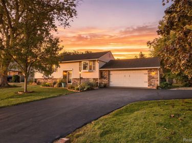 827 Los Arboles Drive, Wolverine Lake Village, Mi 48390
