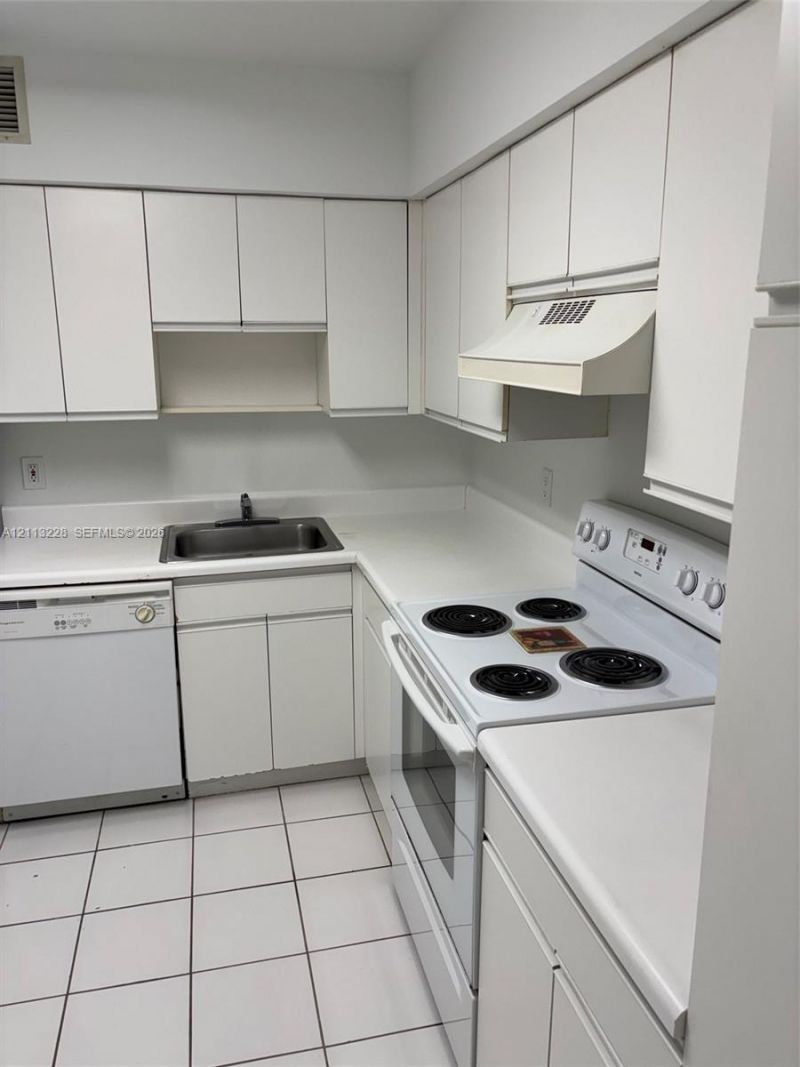 5700 Collins Ave , Unit 5K, Miami Beach, FL 33140 Photo