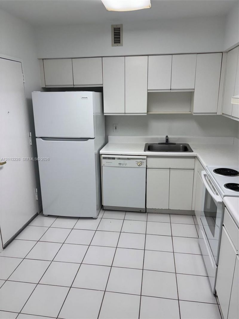 5700 Collins Ave , Unit 5K, Miami Beach, FL 33140 Photo