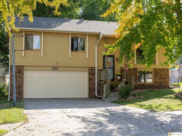15941 Marinda Circle, Omaha, NE 68130