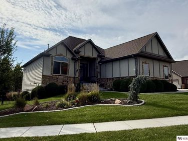 9635 Cotswold Lane, Lincoln, NE 68526