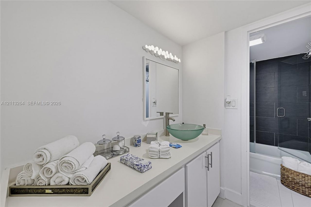 100 Bayview Dr , Unit PH06, Sunny Isles Beach, FL 33160 Photo