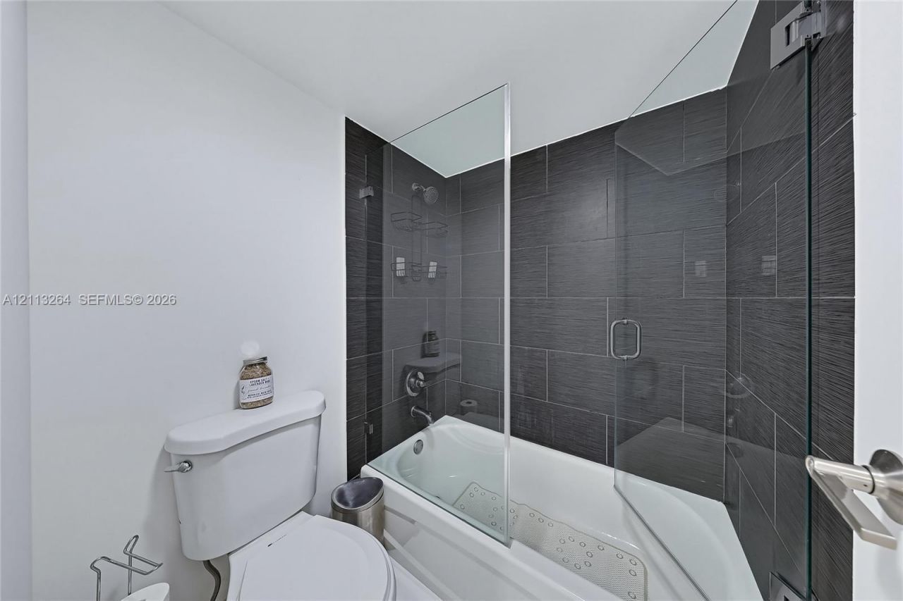 100 Bayview Dr , Unit PH06, Sunny Isles Beach, FL 33160 Photo