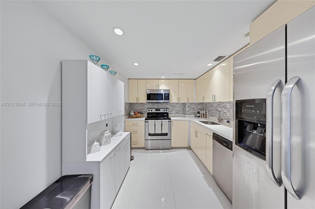 100 Bayview Dr , Unit PH06, Sunny Isles Beach, FL 33160 Photo