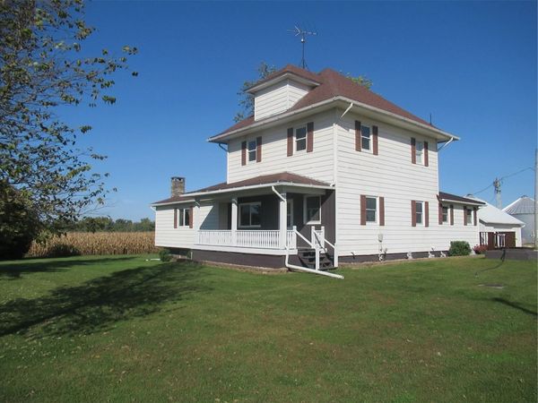 8406 110th Avenue , Wyoming, IA 52362