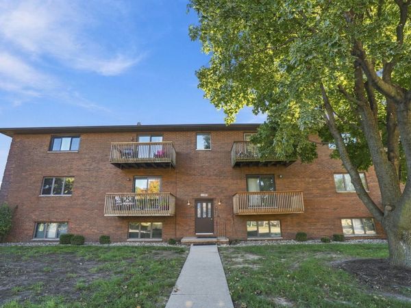 4195 FAIRVIEW Drive , Unit 8, Bettendorf, IA 52722