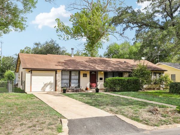 960 SOWELL ST, Seguin, TX 78155